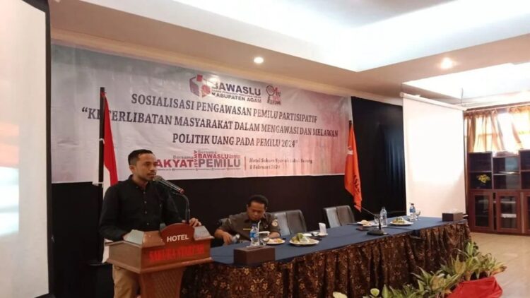 Koordinator Devisi Pencegahan Partisipasi Masyarakat dan Humas Bawaslu Agam Yuhendra memberikan arahan ke peserta di Hotel Sakura Syariah Lubuk Basung, Selasa (6/2). Dok Antara/Yusrizal