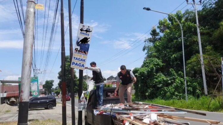 Terpasang di Lokasi Terlarang, Bawaslu Pasbar Tertibkan APK Pemilu 2024 1 Tim gabungan Bawaslu Pasaman Barat saat menertibkan alat peraga kampanye Pemilu 2024 yang terpasang di lokasi terlarang atau di luar zona yang ditertibkan, Selasa (6/1/2023). Antara/Altas Maulana.