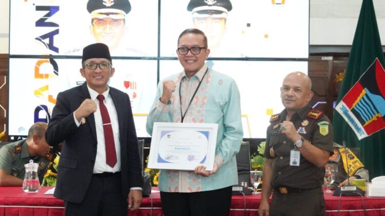 Pemko Padang memberikan penghargaan kepada BI Sumbar karena dianggap membantu mengatasi laju inflasi. (Foto: Dok. Diskominfo Padang)