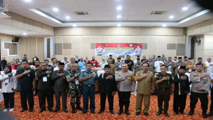 Kapolda Sumbar Ajak Semua Pihak Wujudkan Pemilu Damai tanpa Hoaks 1 Kapolda Sumbar Irjen Pol Suharyono berfoto bersama dengan peserta Forum Group Discussion terkait Pemilu 2024 di Padang, Selasa (6/2/2024). ANTARA/HO-PoldaSumbar