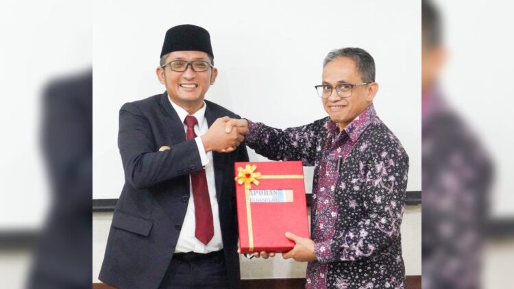 Pertama di Sumbar, Pemko Padang Serahkan LKPD 2023 ke BPK 1 Wali Kota Padang Hendri Septa menyerahkan LKPD tahun anggaran (TA) 2023 kepada BPK-RI Perwakilan Sumbar. (Foto: Dok. Diskominfo Padang)