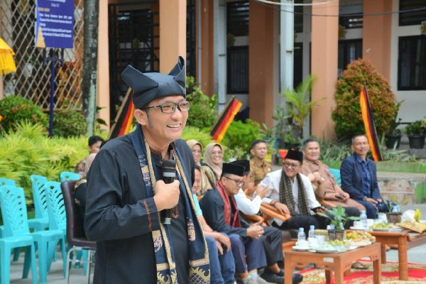 Sekolah di Padang Antusias Laksanakan Mulok Keminangkabauan 1 Wali Kota Padang, Hendri Septa memberi sambutan saat pembukaan muatan lokal (mulok) Keminangkabauan di SMPN 2 Padang, Selasa (6/2/2024) pagi. (Foto: Dok. Prokopim)