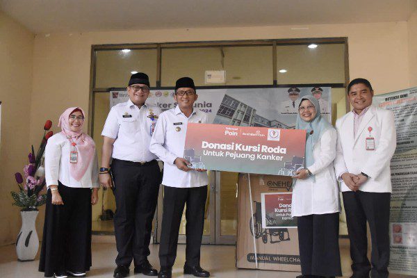 Cara Padang Hadapi Hari Kanker se-Dunia 1 Yayasan Kanker Indonesia Cabang Sumbar menyerahkan secara simbolis bantuan kursi roda kepada Wali Kota Padang, Hendri Septa pada peringatan Hari Kanker se-Dunia, Rabu (7/2/2024) pagi. (Foto: Dok. Prokopim)