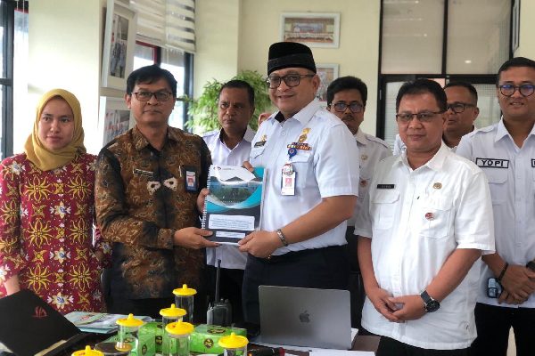 Pemko Padang Terima Evaluasi Dokumen Perencanaan dari BPKP Sumbar 1 BPKP menyerahkan evaluasi dokumen perencanaan kepada Pemko Padang. (Foto: Dok. Prokopim)