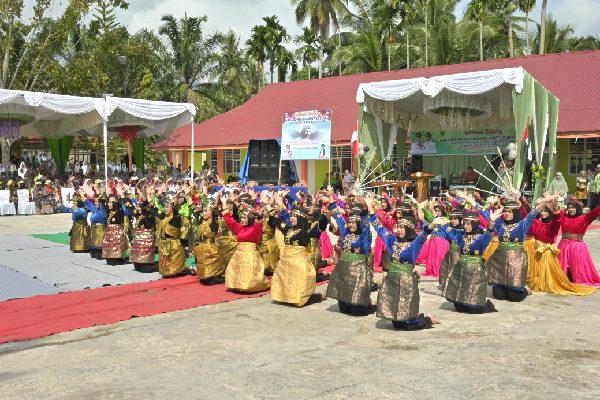 Generasi Muda Sumbar Diminta Berdiri di Pusat Pembangunan Bangsa 1 Penampilan seni di SMAN 1 Padang Gelugur, Kabupaten Pasaman pada Rabu (7/2/2024) siang. (Foto: Dok. Adpim)