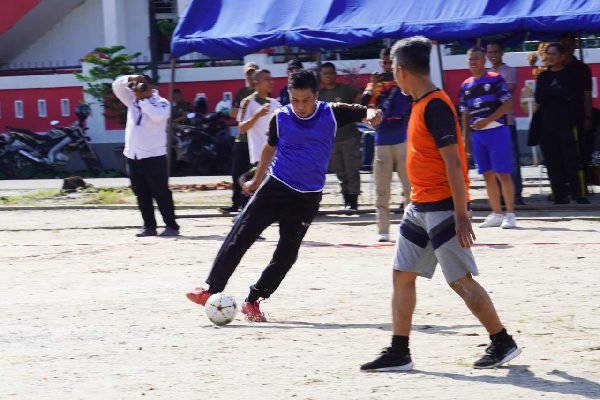 Momen Wakil Wali Kota (Wawako) Padang, Ekos Albar tunjukkan skill bermain bola dan mampu cetak hattrick. (Foto: Dok. Prokopim)