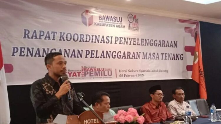 Koordinator Devisi Pencegahan Partisipasi Masyarakat dan Humas Bawaslu Agam Yuhendra memberikan arahan saat rapat koordinasi penyelenggaraan penanganan pelanggaran masa tenang di Hotel Sakura Syariah Lubuk Basung, Jumat (9/2).  Dok Antara/Yusrizal