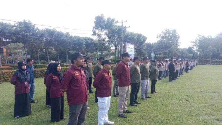 Peserta apel patroli pengawasan pada masa tenang Pemilu 2024 di halaman kantor Bupati Agam, Minggu (11/2). Dok Antara/Yusrizal