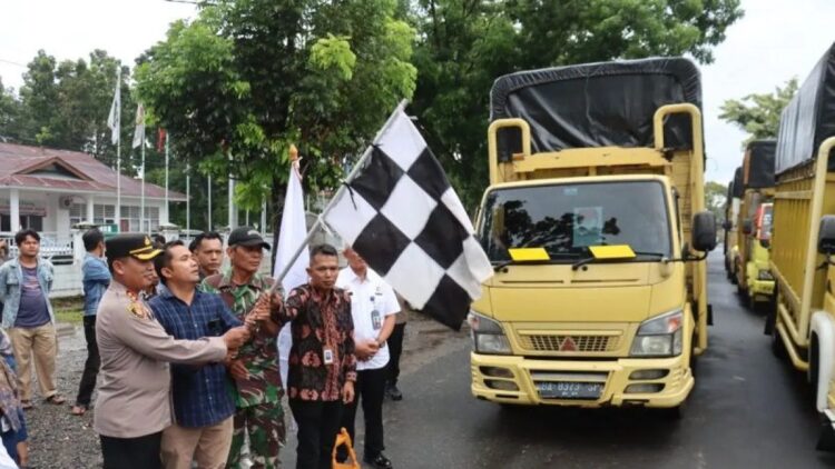 KPU Pasaman Barat didampingi Polres Pasaman Barat, TNI dan Bawaslu saat melepas pendistribusian logistik dari kabupaten ke kecamatan, Minggu (11/2/2024). Antara/Altas Maulana.