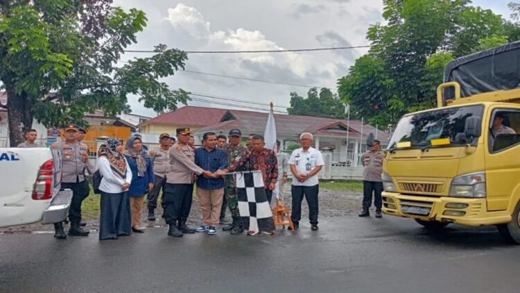 Bawaslu Pasbar Kerahkan 1.286 Pengawas TPS Pemilu 2024 1 Ketua Bawaslu Pasaman Barat Wanhar (tengah) bersama KPU, Polres Pasaman Barat dan TNI saat melepas pendistribusian logistik ke kecamatan. Pihaknya juga menyiagakan 1.276 orang pengawas TPS. (Antara/Altas Maulana). 