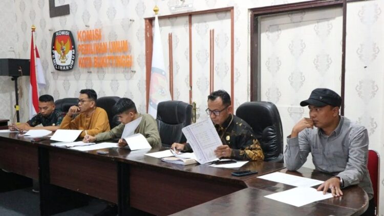 Jajaran Komisioner dan Ketua KPU Bukittinggi memberikan imbauan agar tidak terjadi pidana dalam Pemilu 2024. KPU juga mengingatkan pemilih untuk tidak lupa membawa KTP saat pencoblosan di TPS (Antara/Al Fatah)