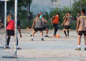 Wakil Wali Kota (Wawako) Padang, Ekos Albar ikut bermain dalam final Praja Mini Soccer Satpol PP Padang. (Foto: Dok.