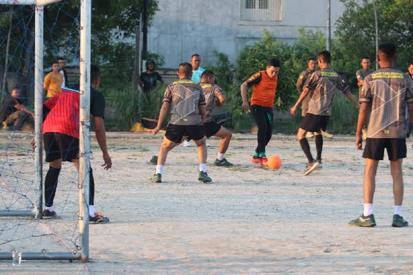 Tim BKO Rumdis Wawako Padang jadi Kampiun Praja Mini Soccer, Ekos Albar Cetak Gol Kunci Kemenangan 1 Wakil Wali Kota (Wawako) Padang, Ekos Albar ikut bermain dalam final Praja Mini Soccer Satpol PP Padang. (Foto: Dok.