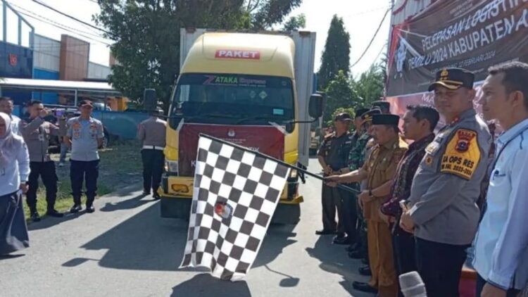 Bupati Agam Andri Warman melepas mobil truk yang membawa logistik pemilu ke PPS, Senin (12/2). Dok Antara/Yusrizal