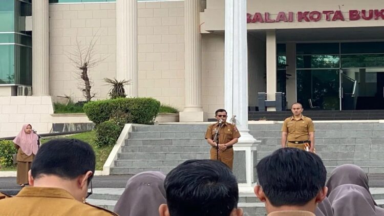 Beri Contoh pada Warga, Pemko Bukittinggi Minta ASN Netral saat Pemilu 1 Sekretaris Daerah (Sekda) Kota Bukittinggi, Martias Wanto saat memberikan arahan langsung ke ratusan Aparatur Sipil Negara (ASN) untuk berlaku netral dalam Pemilu 2024 (Antara/Al Fatah)