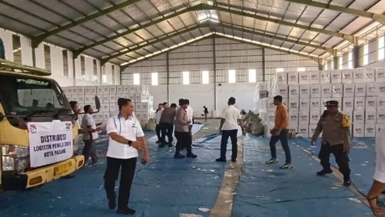 Anggota Kepolisian Resor Kota Padang AKBP Ruly Indra Wijayanto memimpin pengawalan distribusi logistik pemilu dari gudang KPU Kota Padang, Sumbar, Senin (12/2/2024). ANTARA/Fathul Abdi