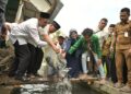 Gubernur Sumbar Minta Pokmaswas Perikanan Makin Konkrit Jaga Ketahanan Pangan 4 Gubernur Sumbar, Pelepasan Bibit Ikan di Lokasi Ikan Larangan Nagari Minangkabau, Sungayang, Tanah Datar, Senin (12/2/2024) siang. (Foto: Dok. Adpim)
