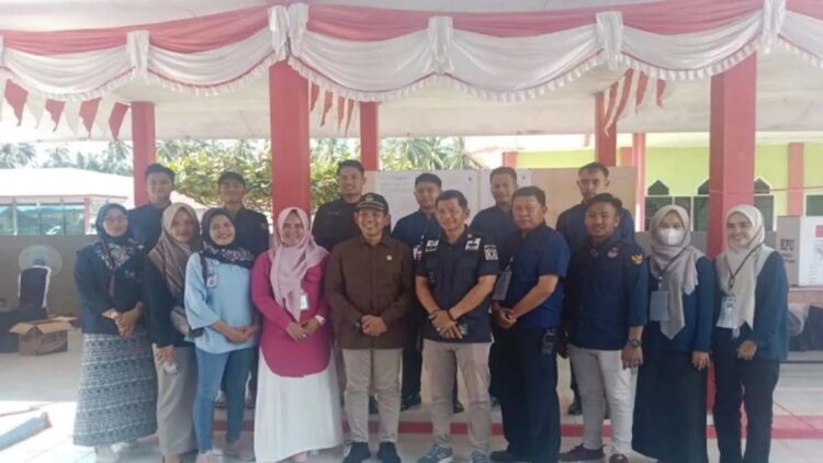 Ketua KPU Agam Herman Susilo bersama Kepala Lapas Kelas II B Lubuk Basung Muhammad Ali saat meninjau TPS di Lapas Kelas II B Lubuk Basung, Rabu (14/2). Dok Antara/Yusrizal