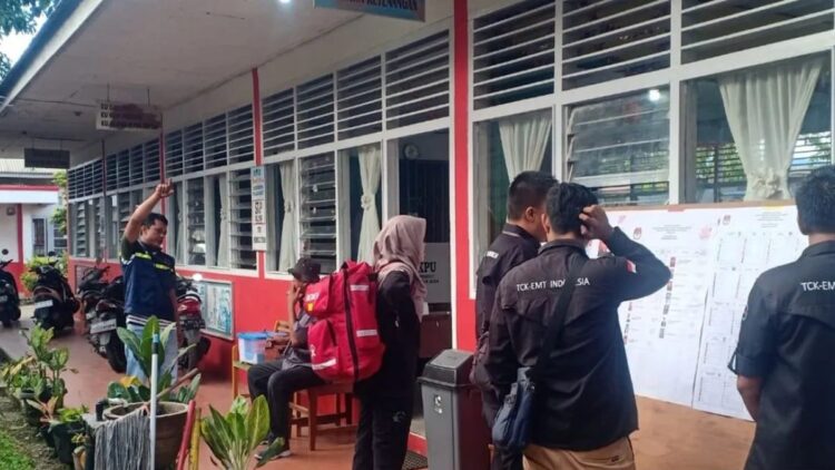 Tim Pusat Krisis Kemenkes RI meninjau TPS dan memberikan pemeriksaan kesehatan bagi anggota KPPS di Padang, Rabu (14/2/2024). (ANTARA/HO-EMT Regional Sumbar).