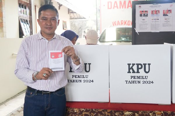 Nyoblos di TPS 10 Kelurahan Olo Padang, Ekos Albar: Semoga Dapat Pemimpin dan Wakil Rakyat Amanah 1 Wakil Wali Kota (Wawako) Padang, Ekos Albar menyalurkan hak suaranya di TPS 10 Kelurahan Olo, Kecamatan Padang Barat pada Rabu (14/2/2024) pagi. (Foto: Dok. Prokopim)