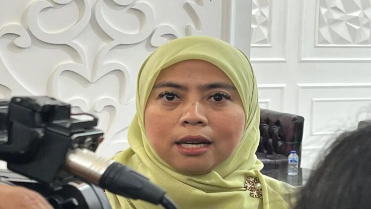 Pemilu 2024, KPU Terima Ratusan Juta Serangan ke Situs Web 1 Anggota KPU RI Betty Epsilon Idroos di Kantor KPU RI, Jakarta, Rabu (14/2/2024). (ANTARA/Narda Margaretha Sinambela)
