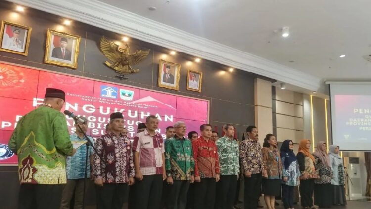 Kanwil Kemenkumham-Pemprov Sumbar Kukuhkan Gugus Tugas Bisnis dan HAM, Ini Tujuannya 1 Gubernur Sumbar Mahyeldi mengukuhkan gugus tugas di Padang, Kamis (15/2). ANTARA/FathulAbdi