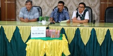 Kejaksaan Sita Rp455 Juta dari Eks Karyawan BRI di Padang yang Korupsi Penyalahgunaan VOID, Ini Modusnya 8 Kejaksaan Negeri (Kejari) Padang menyita uang sebanyak Rp455.400.000 dari eks Karyawan BRI yang diduga menyalahgunakan fasilitas VOID pada mesin EDC milik BRI. (Foto: Dok. Istimewa)