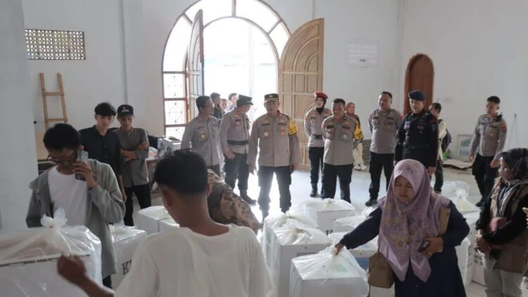 Turunkan 15 Personel, Polres Pasbar Kawal Perekapan Suara Pemilu di Tiap Kecamatan 1 Kepala Polres Pasaman Barat AKBP Agung Tribawanto didampingi Kabag Ops Kompol Muzhendra saat meninjau penghitungan dan perekapan suara Pemilu 2024 di PPK Pasaman, (Antara/HO-Polres Pasaman Barat).