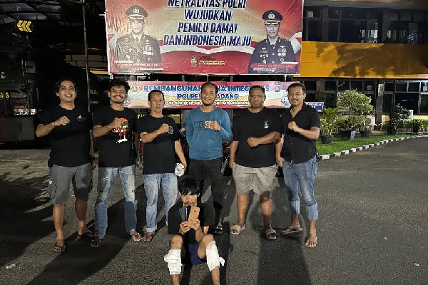 Polisi Padang Tangkap Pencuri Ponsel, Kaki Dihadiahi Timah Panas 1 Pemuda asal Nias yang diduga mencuri telepon seluler (ponsel) pada Senin (12/2/2024) lalu ditangkap dan ditembak polisi. (Foto: Dok. Tim Klewang Polresta Padang)