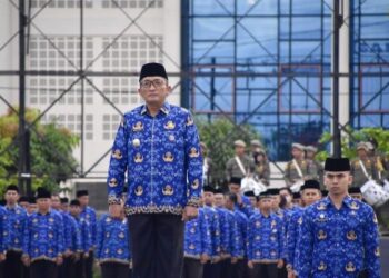 Wali Kota Padang, Hendri Septa (berdiri di mimbar) memimpin apel gabungan Aparatur Sipil Negara (ASN) di lingkungan Balai Kota Padang, Senin (19/2/2024) pagi. (Foto: Dok. Prokopim)