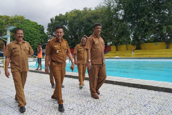 Demi Genjot Pendapatan Daerah, Fasilitas Kolam Renang Teratai Padang Ditingkatkan 1 Wakil Wali Kota (Wawako) Padang, Ekos Albar didampingi jajaran Dinas Pemuda dan Olahraga (Dispora) Kota Padang meninjau kondisi terkini Kolam Renang Teratai. (Foto: Dok. Prokopim)