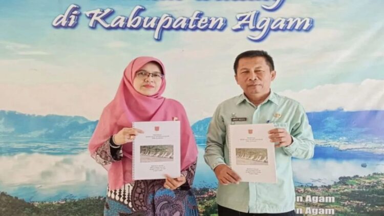 Kepala Dinas Pertanian Agam Arief Restu menyerahkan proposal penetapan rumpun Itik Kamang ke Mentan RI. Dok Kominfo Agam