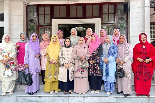 Ibu-ibu GOW se-Sumbar Kumpul di Padang, Ini Pembahasannya 1 Sejumlah Ketua Gabungan Organisasi Wanita (GOW) se-Sumatera Barat (Sumbar) bertemu dan kumpul di Kota Padang. (Foto: Dok. Prokopim)
