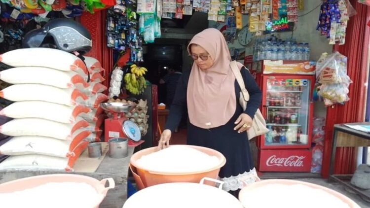 Salah seorang warga Kota Bukittinggi hendak membeli beras di Pasar Bawah. Saat ini terjadi kenaikan harga beras di pasaran yang diprediksi akan terus bertambah karena gagal panen (Antara/HO-Dokumen Pribadi)