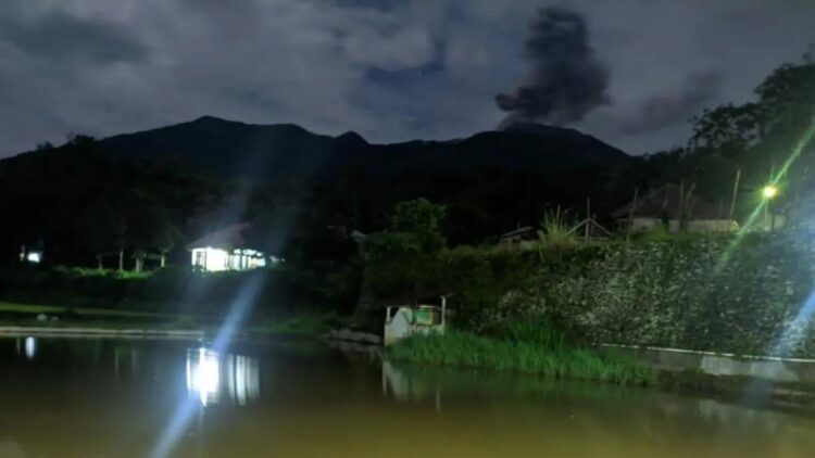 Kondisi Gunung Marapi saat terjadi erupsi yang beriringan dengan gempa bumi. Warga khawatir dengan bunyi gemuruh berkepanjangan yang berasal dari puncak (Antara/Al Fatah)