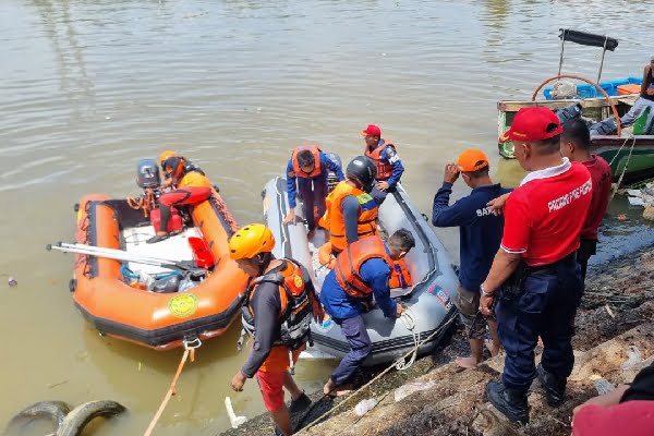 Tim SAR Gabungan Cari Nelayan yang Hilang di Perairan Ulak Karang Padang, Perahu Sempat Ditemukan Masih Menyala 1 Tim SAR gabungan mencari nelayan yang hilang di perairan Ulak Karang, Kecamatan Padang Utara, Kota Padang, Sumatera Barat (Sumbar) pada Rabu (21/2/2024) siang. (Foto: Dok. Basarnas)
