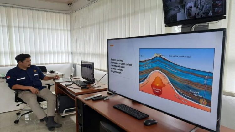 Ketua Tim Tanggap Darurat Marapi dari Pusat Vulkanologi dan Mitigasi Bencana Geologi (PVMBG) Devy Kamil Syahbana di Pos Pengamatan Gunung Api (PGA) Marapi di Bukittinggi, Kamis (22/2/2024), ANTARA/Altas Maulana​​​​​​​