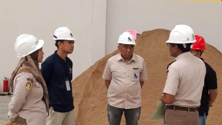 Pastikan Keamanannya, Karantina Sumbar Periksa Bahan Baku Pakan asal Amerika 1 Pemeriksaan bahan baku pakan dari Amerika dilakukan Karantina Sumbar. (Foto: Dok. Diskominfo Padang)