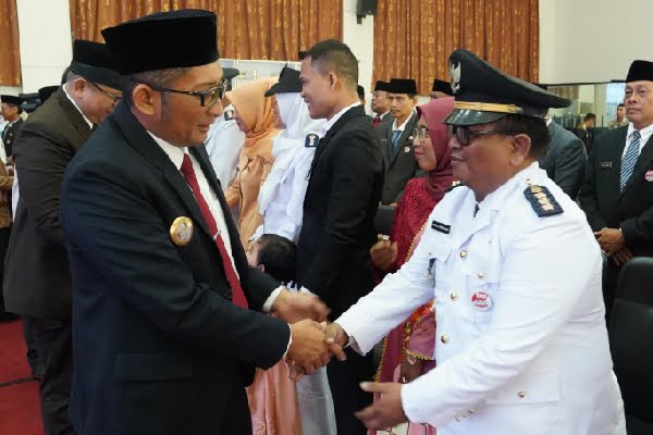 8 Camat Dilantik Hendri Septa, Salah Satunya Pernah jadi Jubir 2 Wali Kota Padang 1 Salah satu Camat yang dilantik oleh Wali Kota Padang, Hendri, yakni Amrizal. Ia bukan sosok yang asing di lingkungan Pemerintah Kota (Pemko) Padang. (Foto: Dok. Prokopim)