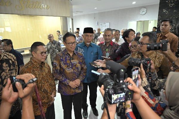 Menkes: Transformasi Sektor Kesehatan Penting untuk Wujudkan Indonesia Negara Maju dan Emas Tahun 2045 1 Menteri Kesehatan RI, Budi Gunadi Sadikin melakukan serangkaian kunjungan kerja sehari di Kota Padang, Sumatera Barat (Sumbar) pada Jumat (23/2/2024) siang. (Foto: Dok. Adpim)