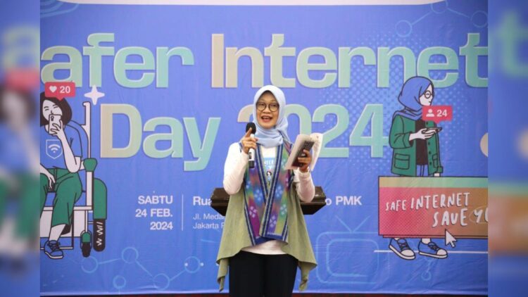 Deputi Peningkatan Kualitas Anak, Perempuan, dan Pemuda Kemenko PMK Woro Srihastuti Sulistyaningrum (Lisa) mewakili Menko PMK Muhadjir Effendy membuka agenda “Safer Internet Day 2024” dengan tema “Save Internet Save You”. (Foto: Kemenko PMK)
