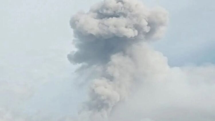 Badan Geologi Ingatkan Waspada Lahar Dingin Akibat Letusan Gunung Marapi, Potensi Ancaman Meningkat 1 Gunung Marapi saat erupsi (Antara/Al Fatah)