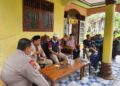 Jajaran Polres Padang Pariaman mendatangi keluarga almarhum korban KPPS pada Minggu (25/2/2024) siang. (Foto: Dok. Polres Padang Pariaman)