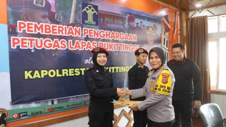 Gagalkan Penyelundupan Narkoba, Petugas Lapas Bukittinggi Dapat Penghargaan dari Kapolresta 1 Kapolresta Bukittinggi, Kombespol Yessi Kurniati memberikan penghargaan kepada petugas jaga dan pengamanan Lapas Bukittinggi yang memiliki andil dalam penggagalan penyelundupan narkotika ke dalam penjara (Antara/Al Fatah)