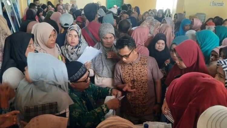Targetkan Zakat Rp6,5 Miliar di 2024, Baznas Pariaman Dorong Sektor Swasta-Perantau 1 Petugas Baznas Kota Pariaman, Sumbar sedang membagikan dana zakat untuk ratusan muzakki penerima Program Pariaman Makmur. ANTARA/Aadiaat M. S.