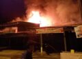 Kebakaran menghanguskan sembilan petak toko di kawasan Kampung Jambak, Kecamatan Koto Tangah pada Selasa (27/2/2024) dini hari. (Foto: Dok. Dinas Damkar Padang)