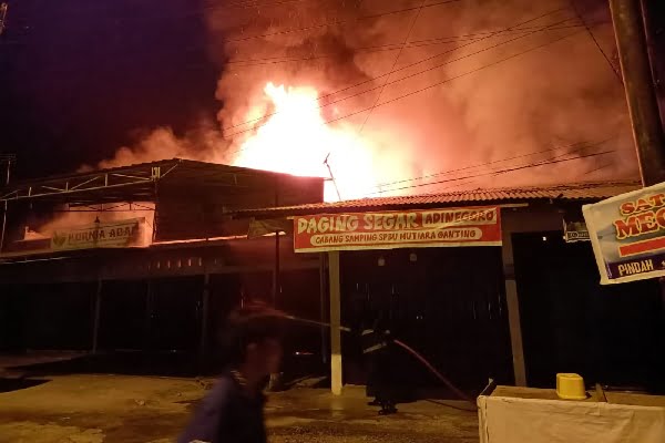 9 Petak Toko di Kampung Jambak Padang Hangus Terbakar, Kerugian Mencapai Rp2 Miliar 1 Kebakaran menghanguskan sembilan petak toko di kawasan Kampung Jambak, Kecamatan Koto Tangah pada Selasa (27/2/2024) dini hari. (Foto: Dok. Dinas Damkar Padang)