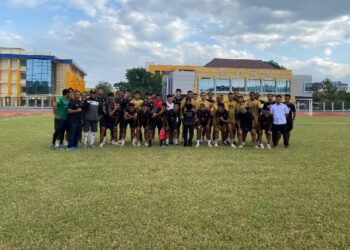 Skuad Malut United menjadikan lapangan FIK UNP sebagai tempat latihan dalam rangka menghadapi Semen Padang FC dalam leg-2 semifinal Liga 2. (Foto: Dok. Humas UNP)