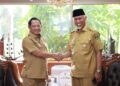 Klaim Siap jadi Lokasi HUT Satpol PP dan Satlinmas Tingkat Nasional, Sumbar Minta Mendagri jadi Inspektur Apel 7 Menteri Dalam Negeri (Mendagri), Muhammad Tito Karnavian (kiri) dan Gubernur Sumbar, Mahyeldi. Gubernur menemui Mendagri untuk menyampaikan kesiapan peringatan HUT Satpol PP dan Satlinmas di Sumbar. (Foto: Dok. Adpim)