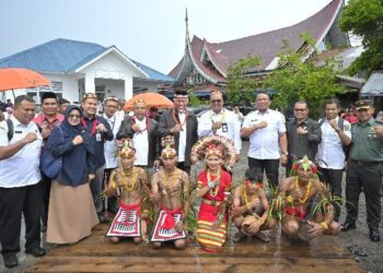 Gubernur Sumbar, Mahyeldi beserta jajaran OPD dan rombongan 4 perwakilan kementerian berkunjung ke Kabupaten Kepulauan Mentawai. (Foto: Dok. Adpim)